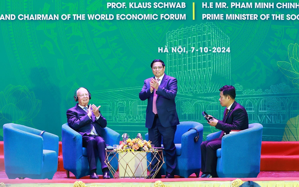 Thủ tướng Phạm Minh Chính và Giáo sư Klaus Schwab, Chủ tịch sáng lập Diễn đàn Kinh tế Thế giới (WEF) giao lưu với sinh viên. (Ảnh: Dương Giang/TTXVN)