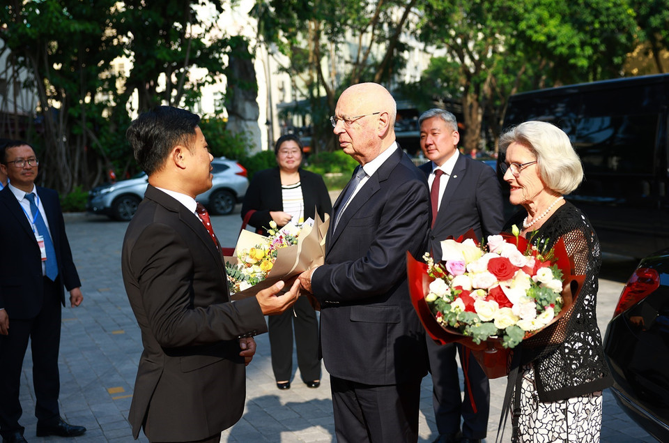 Sinh viên tại Đại học Quốc gia Hà Nội đón Giáo sư Klaus Schwab, Chủ tịch sáng lập Diễn đàn Kinh tế Thế giới (WEF) và Phu nhân. (Ảnh: Dương Giang/TTXVN)