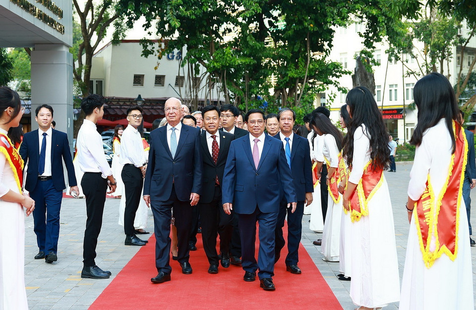 Thủ tướng Phạm Minh Chính và Giáo sư Klaus Schwab, Chủ tịch sáng lập Diễn đàn Kinh tế Thế giới (WEF) đến giao lưu với sinh viên tại Đại học Quốc gia Hà Nội. (Ảnh: Dương Giang/TTXVN)