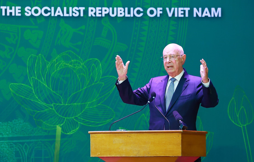 Giáo sư Klaus Schwab, Chủ tịch sáng lập Diễn đàn Kinh tế Thế giới (WEF) phát biểu tại buổi giao lưu với sinh viên tại Đại học Quốc gia Hà Nội. (Ảnh: Dương Giang/TTXVN)