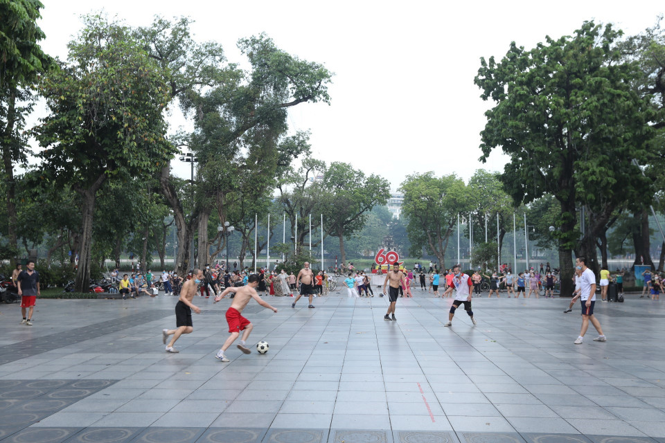 Người dân cần thực hiện nghiêm thông điệp 5K: không tập trung đông người, đảm bảo khoảng cách theo quy định... (Ảnh: Minh Quyết/TTXVN)