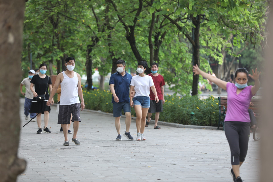 Hà Nội đồng thời khuyến cáo người dân khi thực hiện các hoạt động thể dục, thể thao tại các khu vực công cộng, khu vực ngoài trời cần thực hiện nghiêm thông điệp 5K. (Ảnh: Minh Quyết/TTXVN)