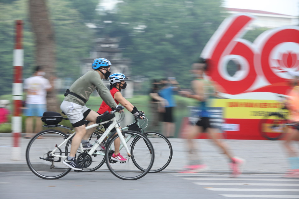 Các hoạt động thể dục, thể thao ngoài trời không được phép quá 20 người trong 1 khu vực. (Ảnh: Minh Quyết/TTXVN)