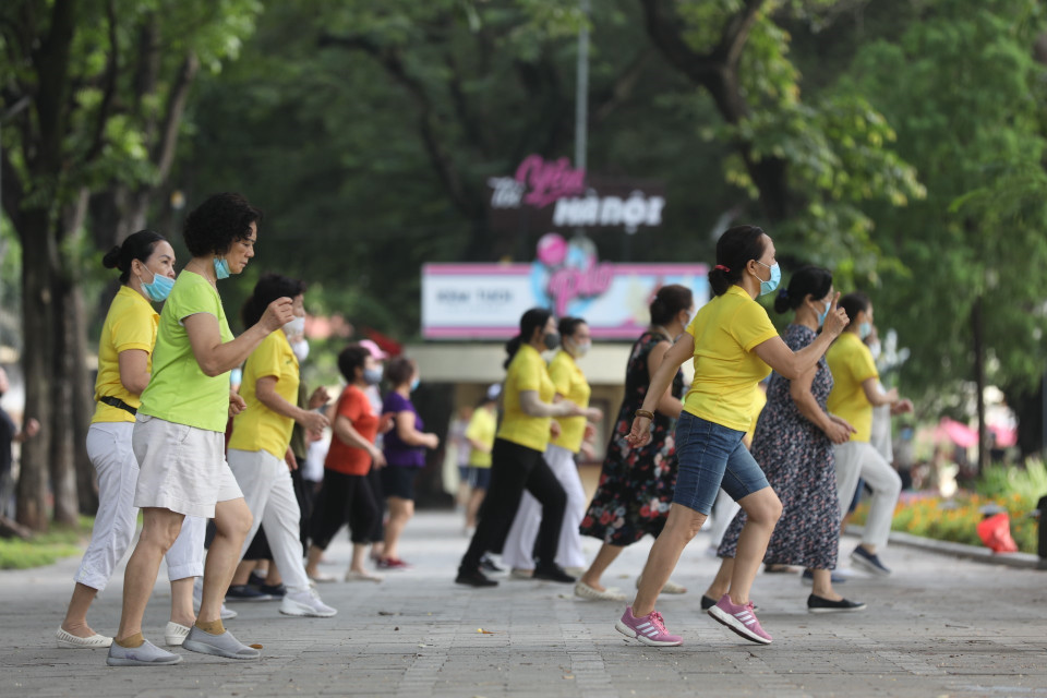 Các hoạt động thể dục, thể thao ngoài trời không được phép quá 20 người trong 1 khu vực. (Ảnh: Minh Quyết/TTXVN)