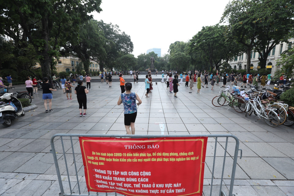 Người dân cần thực hiện nghiêm thông điệp 5K: không tập trung đông người, đảm bảo khoảng cách theo quy định... (Ảnh: Minh Quyết/TTXVN)