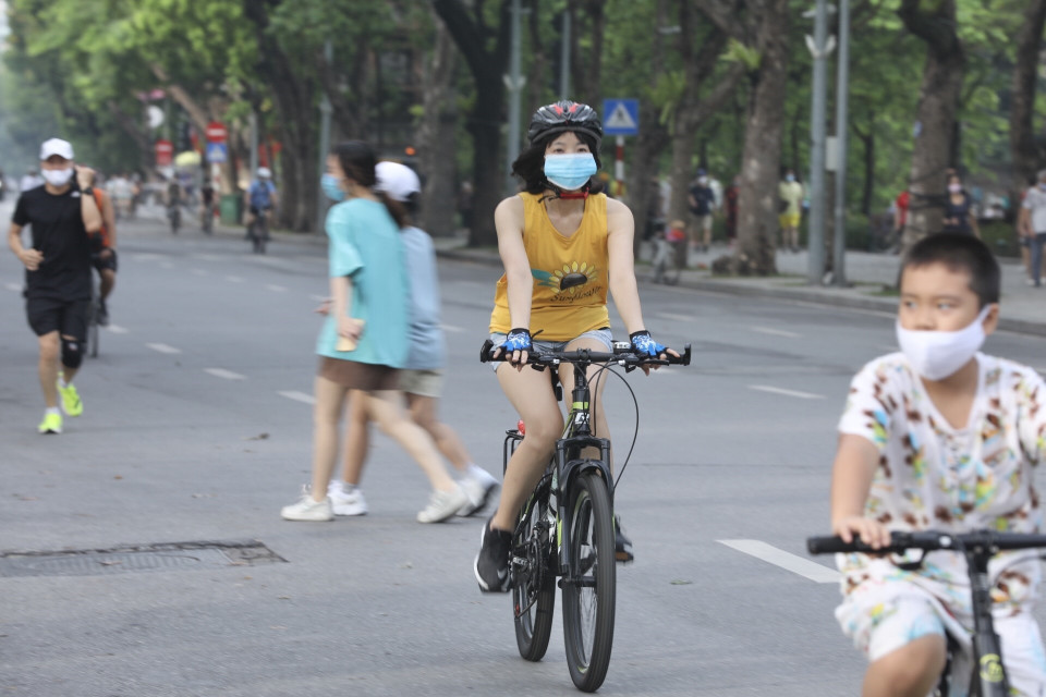 Các hoạt động thể dục, thể thao ngoài trời không được phép quá 20 người trong 1 khu vực. (Ảnh: Minh Quyết/TTXVN)