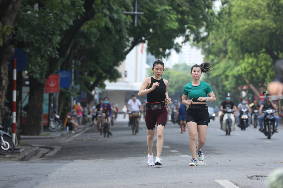 Hà Nội cho phép mở lại một số hoạt động thể dục, thể thao ngoài trời, nhưng phải đảm bảo theo quy định. (Ảnh: Minh Quyết/TTXVN)