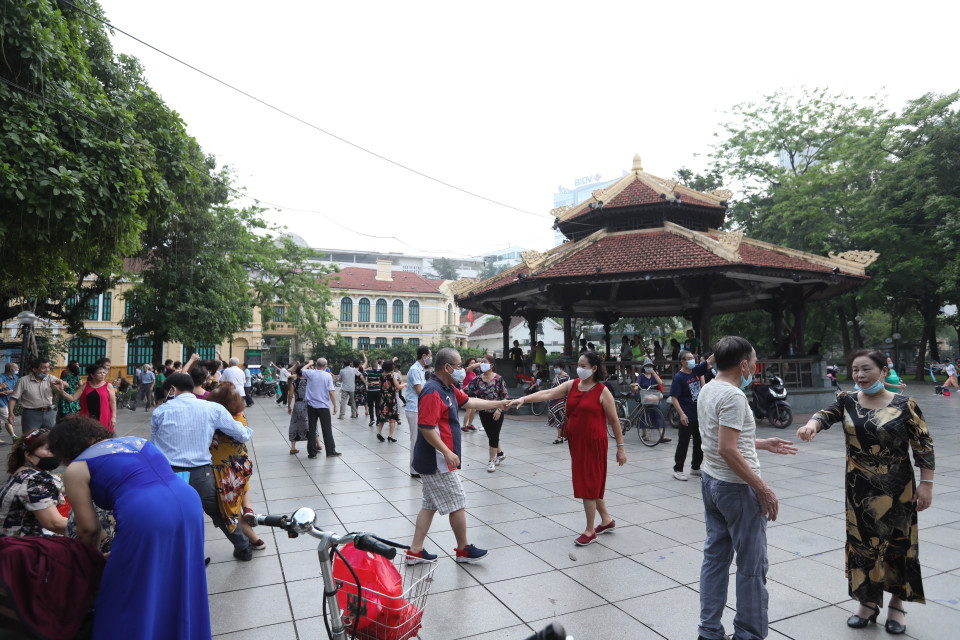 Từ 0h00 ngày 26/6/2021, UBND Thành phố Hà Nội cho phép mở lại một số hoạt động. (Ảnh: Minh Quyết/TTXVN)