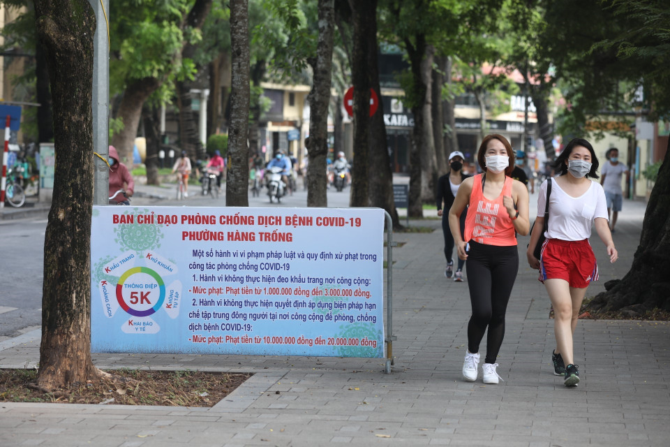 Người dân cần thực hiện nghiêm thông điệp 5K: không tập trung đông người, đảm bảo khoảng cách theo quy định... (Ảnh: Minh Quyết/TTXVN)