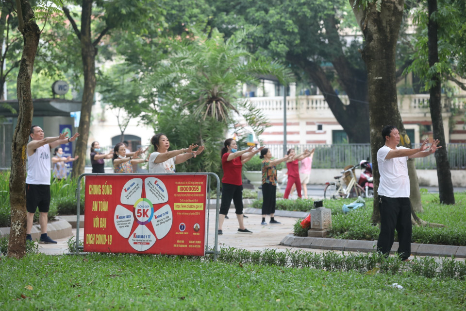 Hà Nội đồng thời khuyến cáo người dân khi thực hiện các hoạt động thể dục, thể thao tại các khu vực công cộng, khu vực ngoài trời cần thực hiện nghiêm thông điệp 5K. (Ảnh: Minh Quyết/TTXVN)
