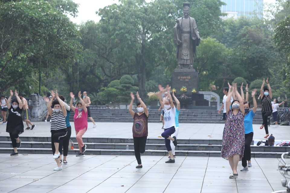 Hà Nội đồng thời khuyến cáo người dân khi thực hiện các hoạt động thể dục, thể thao tại các khu vực công cộng, khu vực ngoài trời cần thực hiện nghiêm thông điệp 5K. (Ảnh: Minh Quyết/TTXVN)
