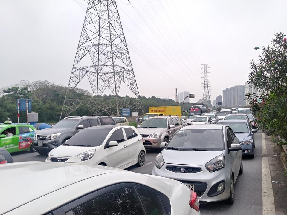 Nút giao Pháp Vân ô tô phải nhích từng mét để thoát khỏi cảnh ùn tắc ngày trở về Thủ đô sau dịp nghỉ lễ 30/4 và 1/5. (Ảnh: Việt Hùng/Vietnam+)