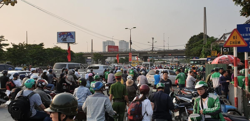 Cảnh sát rất vất vả để đảm bảo an ninh trật tự và phân luồng giao thông. (Ảnh: Việt Hùng/Vietnam+)