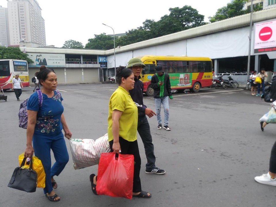 Lỉnh kỉnh đồ đạc trở về Thủ đô sau 5 ngày nghỉ lễ 30/4 và 1/5. (Ảnh: Việt Hùng/Vietnam+)