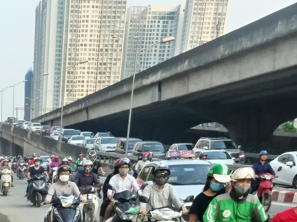 Khu vực đường vành đai 3 trên cao xe ôtô xếp hàng dài chờ đi xuống đoạn nút giao Khuất Duy Tiến. (Ảnh: Việt Hùng/Vietnam+)