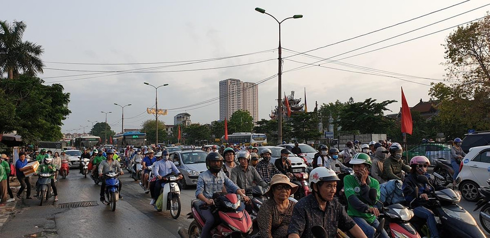 Tuyến đường Giải Phóng rơi vào cảnh ùn tắc cục bộ do lượng xe đổ về tăng đột biến. (Ảnh: Việt Hùng/Vietnam+)
