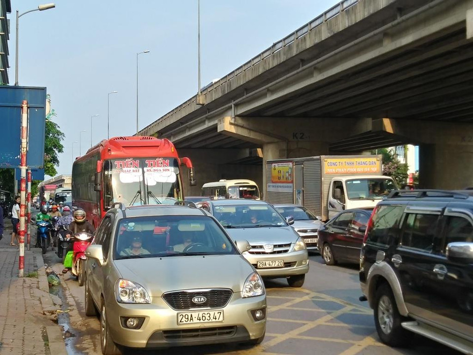 Đường từ nút giao Pháp Vân vào Giải Phóng chặt ních phương tiện ôtô và xe máy. (Ảnh: Việt Hùng/Vietnam+)