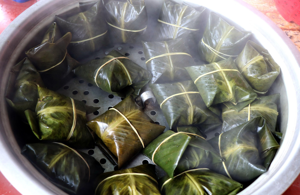 Bánh phu thê đã được hấp chín. (Ảnh: Đinh Văn Nhiều/TTXVN)