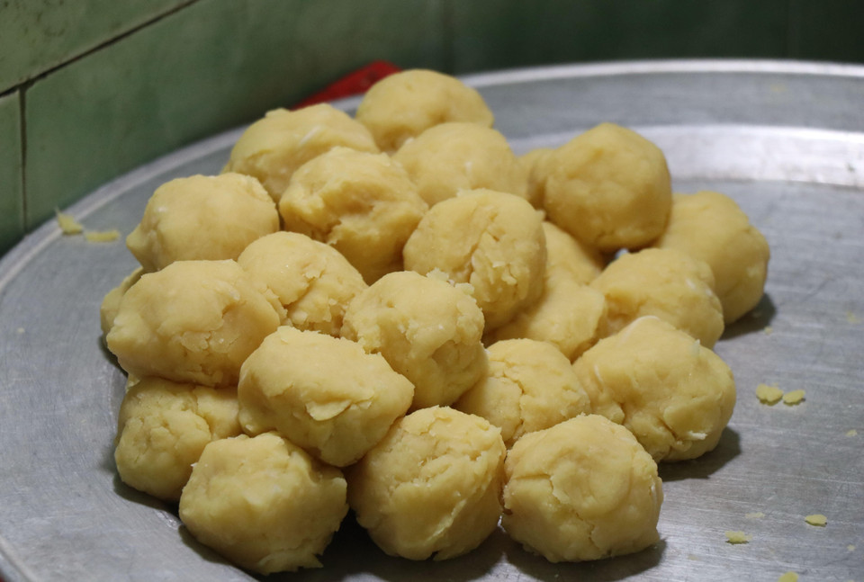 Nhân bánh phu thê. (Ảnh: Đinh Văn Nhiều/TTXVN)