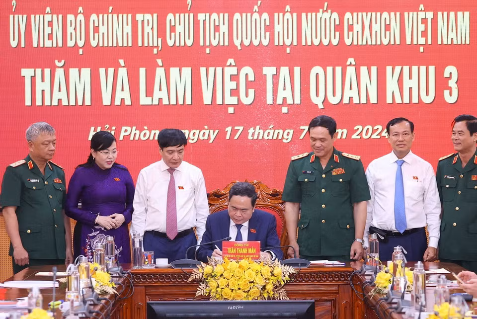 Chủ tịch Quốc hội Trần Thanh Mẫn viết số vàng truyền thống.(Ảnh: Văn Điệp/TTXVN)