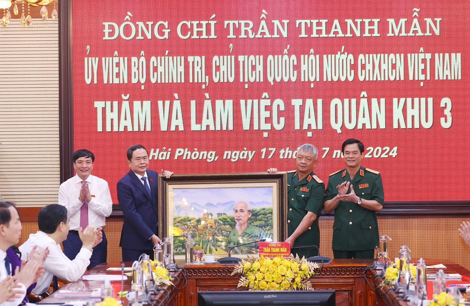 Chủ tịch Quốc hội Trần Thanh Mẫn tặng quà lưu niệm Bộ Tư lệnh Quân khu 3. (Ảnh: Văn Điệp/TTXVN)