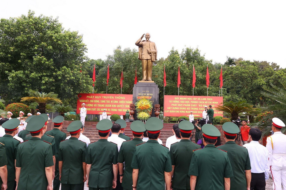 Chủ tịch Quốc hội Trần Thanh Mẫn dâng hương, hoa tại Tượng đài Bác Hồ. (Ảnh: Văn Điệp/TTXVN)