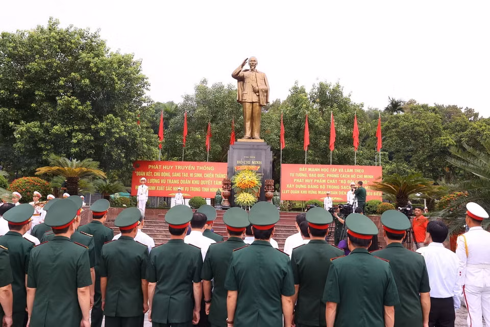 Chủ tịch Quốc hội Trần Thanh Mẫn dâng hương, hoa tại Tượng đài Bác Hồ. (Ảnh: Văn Điệp/TTXVN)