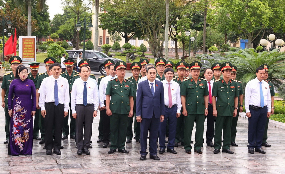 Chủ tịch Quốc hội Trần Thanh Mẫn dâng hương, hoa tại Tượng đài Bác Hồ. (Ảnh: Văn Điệp/TTXVN)