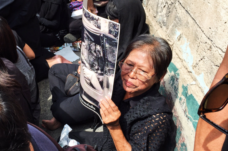 Nhiều người lớn tuổi không quản trời nắng để chờ đợi lễ rước linh cữu Nhà vua. (Nguồn: Channel NewsAsia)