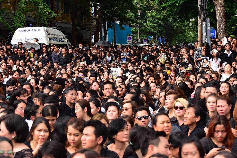 Hàng nghìn người dân đứng ngay ngắn chờ đón linh cữu Nhà vua. (Nguồn: Channel NewsAsia)