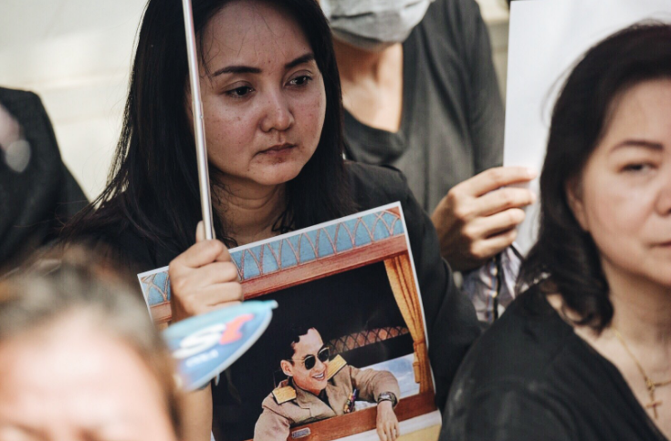 Người dân xếp hàng trật tự trong lễ rước linh cữu Nhà vua. (Nguồn: Channel NewsAsia)