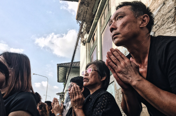 Người dân Thái Lan trong màu áo đen xếp thành hàng dài chờ đón linh cữu Nhà vua. (Nguồn: Channel NewsAsia)