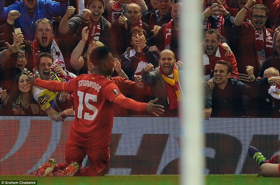 Daniel Sturridge ăn mừng bàn thắng.