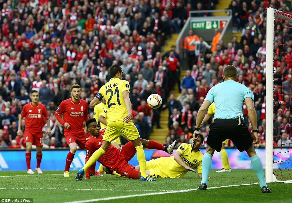 Bruno Soriano đá phản lưới nhà.