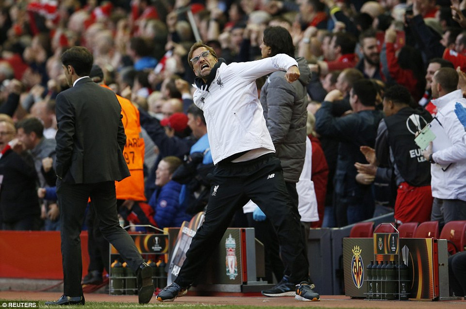 Jurgen Klopp ăn mừng sau khi sớm có bàn dẫn trước.