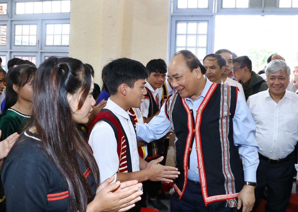 Thủ tướng Nguyễn Xuân Phúc với học sinh Trường Phổ thông Dân tộc nội trú huyện Tu Mơ Rông, tỉnh Kon Tum. (Ảnh: Thống Nhất/TTXVN)
