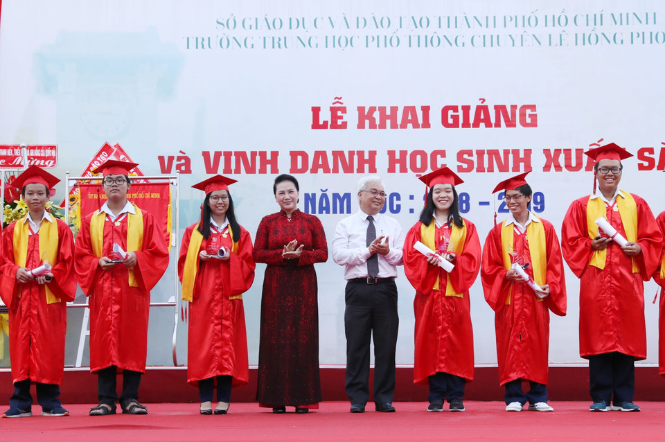 Chủ tịch Quốc hội Nguyễn Thị Kim Ngân trao phần thưởng cho các học sinh của trường, có thành tích xuất sắc được tuyển thẳng vào các trường Đại học của TP Hồ Chí Minh. (Ảnh: Trọng Đức/TTXVN)