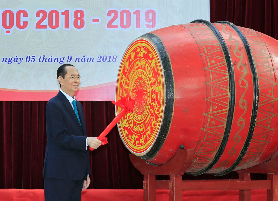 Chủ tịch nước Trần Đại Quang đánh trống khai giảng năm học 2018-2019 của trường Trung học phổ thông Chu Văn An (Hà Nội). (Ảnh: Nhan Sáng/TTXVN)