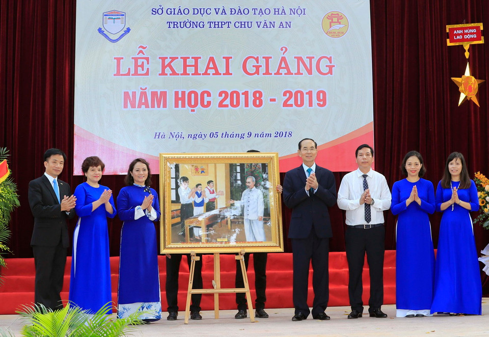Chủ tịch nước Trần Đại Quang tặng nhà trường bức tranh "Bác Hồ thăm trường Chu Văn An". (Ảnh: Nhan Sáng/TTXVN)