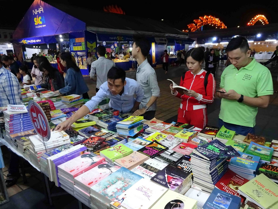 Khách tham quan và đọc sách tại Hội sách Hải Châu. (Ảnh: Trần Lê Lâm/TTXVN)