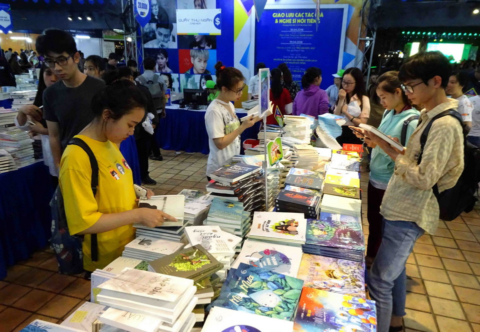 Khách tham quan và đọc sách tại Hội sách Hải Châu. (Ảnh: Trần Lê Lâm/TTXVN)