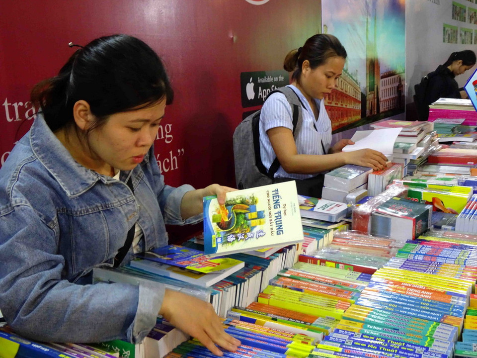 Khách tham quan và đọc sách tại Hội sách Hải Châu. (Ảnh: Trần Lê Lâm/TTXVN)