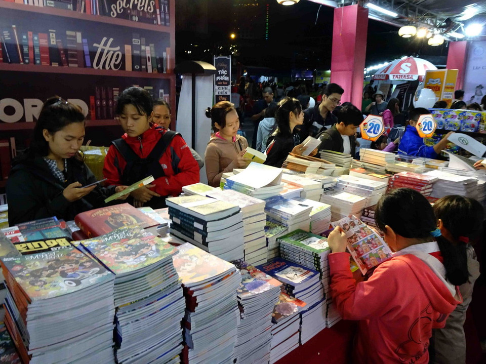 Khách tham quan và đọc sách tại Hội sách Hải Châu. (Ảnh: Trần Lê Lâm/TTXVN)