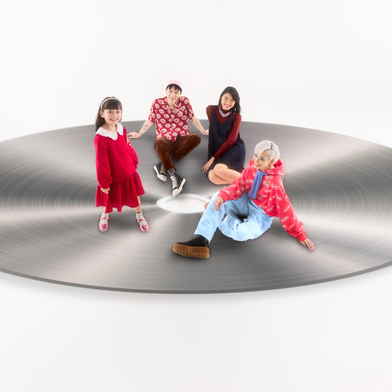 Bộ hình còn đặc biệt sử dụng các yếu tố đặc trưng trong Tết Việt như hoa đào, dưa hấu, phong tục thả cá chép tiễn ông Táo về trời hay những hoạt động thân thuộc bình dị như dọn nhà đón Tết, nghe nhạc đón xuân. Bộ sưu tập Tết Nguyên Đán 2022 hiện đã có mặt tại các cửa hàng của thương hiệu trên toàn quốc. (Nguồn: Đẹp/Vietnam+)