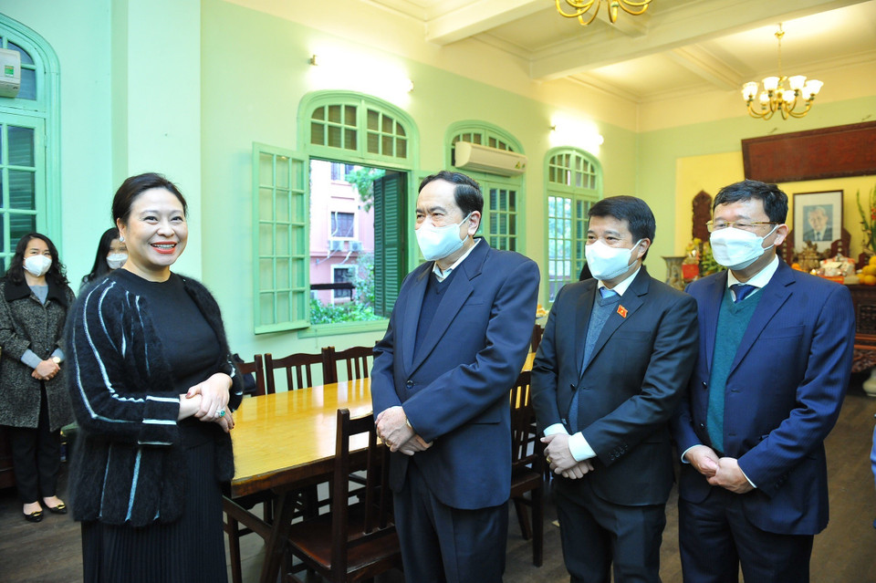 Hình ảnh Phó Chủ tịch Thường trực Quốc hội Trần Thanh Mẫn cùng đoàn công tác thắp hương tưởng niệm Tổng Bí thư Lê Duẩn tại nhà riêng. (Ảnh: Minh Đức/TTXVN)