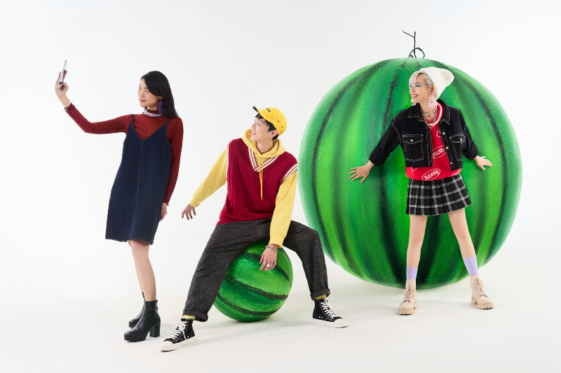 Tối giản nhưng vẫn nổi bật, bộ sưu tập nữ mùa Tết Nguyên Đán 2022 kết hợp nhiều màu sắc và họa tiết vằn hổ lấy cảm hứng từ chính con giáp đại diện cho 2022 - năm Nhâm Dần. Chi tiết hoa văn vẽ tay và hình ảnh hoạt hình vui tươi, tượng trưng cho hy vọng và năng lượng của năm Dần được thể hiện trên những món đồ cổ điển như áo len, váy và áo khoác nỉ và quần yếm. (Nguồn: Đẹp/Vietnam+)