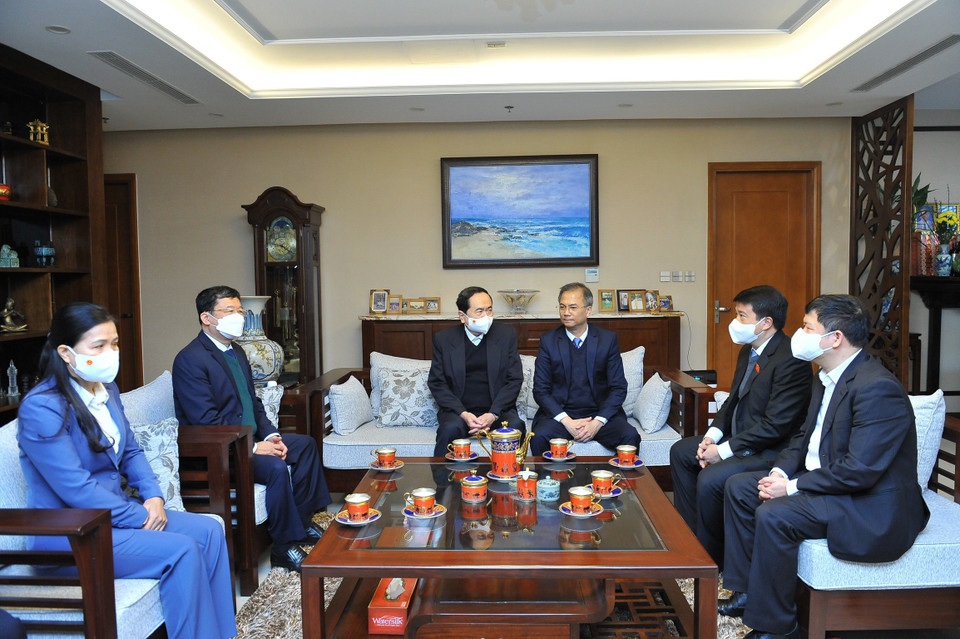 Phó Chủ tịch Thường trực Quốc hội Trần Thanh Mẫn cùng đoàn công tác thăm hỏi, chúc Tết gia đình Tổng Bí thư Trường Chinh. (Ảnh: Minh Đức/TTXVN)