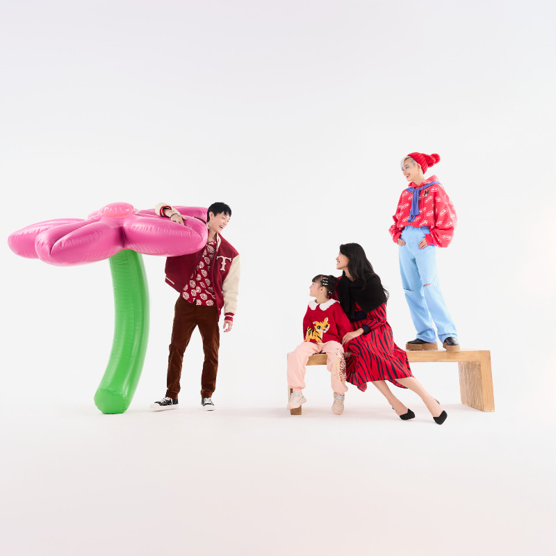 Bộ sưu tập Tết 2022 chắc chắn không thể thiếu những sản phẩm dành cho trẻ em. Chiếc váy đỏ và áo dệt kim cổ búp bê thể hiện sự dịu dàng và đáng yêu của các bé gái, trong khi áo khoác sọc hổ và quần áo thể thao in họa tiết làm nổi bật tính cách năng động của các bé trai, hay áo in hình con hổ đầy sức sống sẵn sàng cùng bé chào đón một năm Nhâm Dần nhiều may mắn. (Nguồn: Đẹp/Vietnam+)