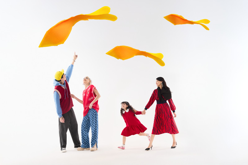 Màu đỏ rực rỡ thể hiện sự may mắn, biến mọi khoảnh khắc trong năm mới trở thành khoảnh khắc tỏa sáng. Để quảng bá cho bộ sưu tập đặc biệt trong dịp Tết 2022, H&amp;M đã kết hợp cùng những gương mặt mới đại diện cho những cá tính và sở thích khác nhau cùng chia sẻ khoảnh khắc tràn ngập niềm vui, rộn ràng đón Tết đồng thời truyền tải phong cách thời trang của riêng mình. (Nguồn: Đẹp/Vietnam+)