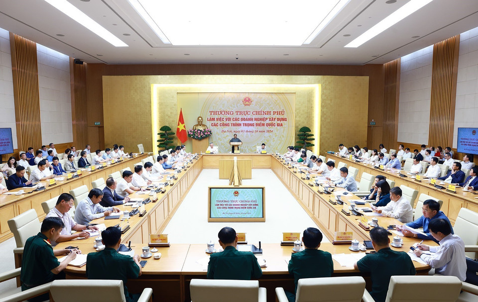 Thường trực Chính phủ với các doanh nghiệp xây dựng các công trình trọng điểm quốc gia. (Ảnh: Dương Giang/TTXVN)